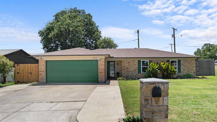 Property photo for 414 Hallmark Drive, Arlington, TX