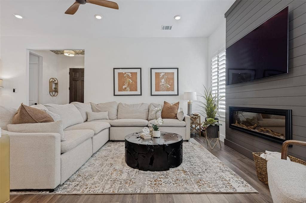 3509 The Commons Parkway, Sachse, TX 75048 Spacious living