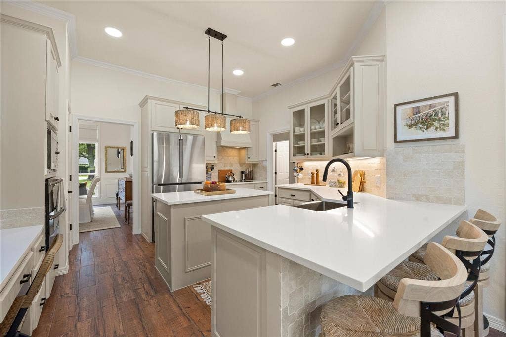 9604 Champions Drive, Granbury, TX 76049 Eat In Bar Provides Additional Seating for Casual Dining