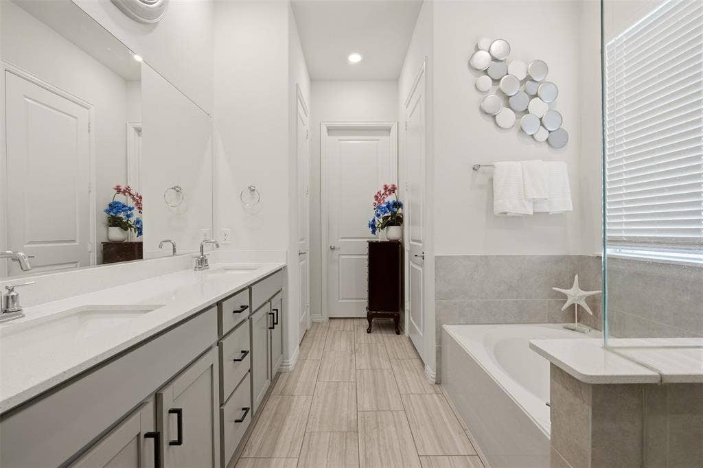 4808 Forest Crest Parkway, Arlington, TX 76005 Dual vanity with undermount sinks, light-toned cabinetry, and extensive countertop space