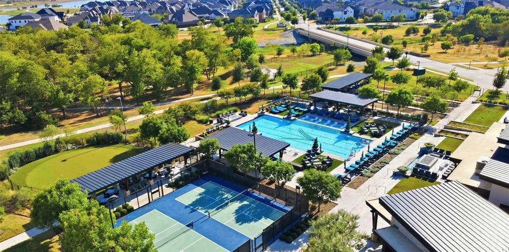 4808 Forest Crest Parkway, Arlington, TX 76005 Expansive outdoor recreation area featuring a large swimming pool, two tennis courts, a putting green, and covered lounge spaces