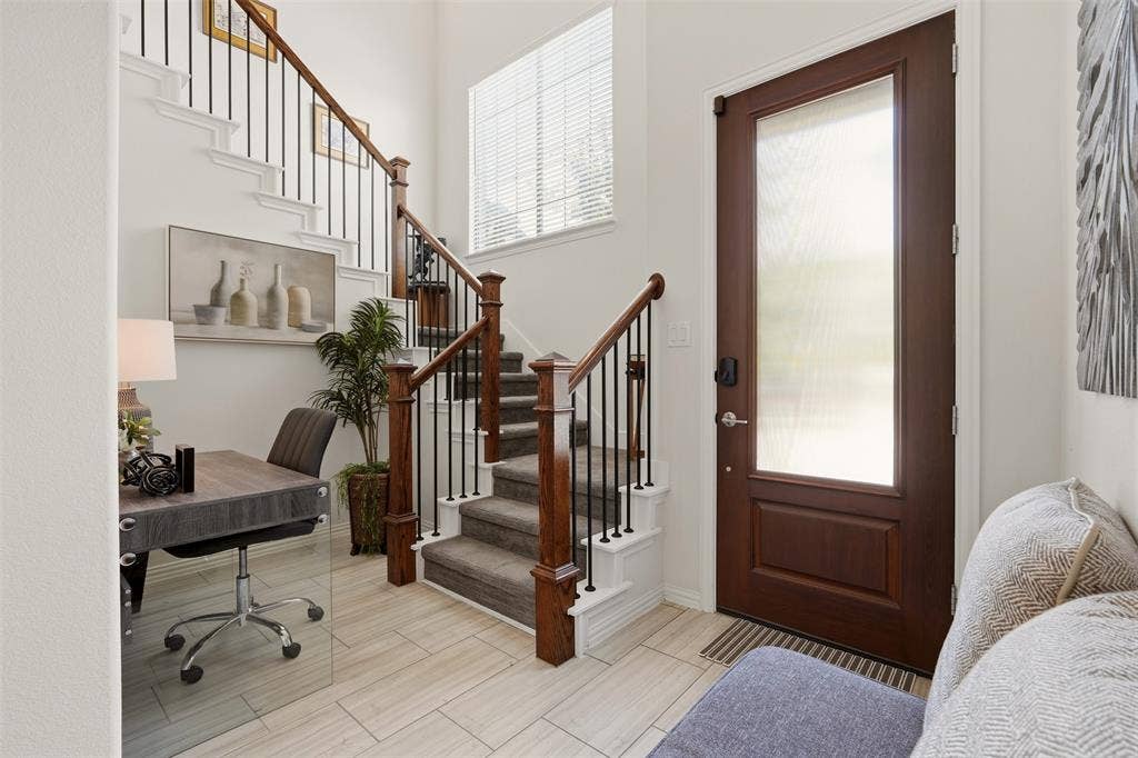 4808 Forest Crest Parkway, Arlington, TX 76005 Wood-finish entry door with a privacy glass insert