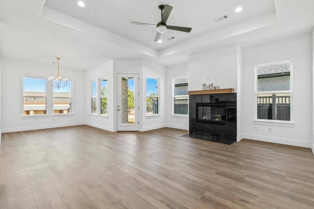 Generous living room with recessed ceiling from 10' to 11'