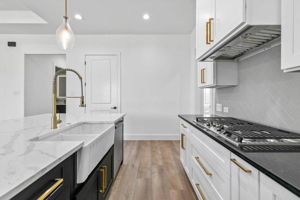 Lovely kitchen with apron front ceramic farmouse sink