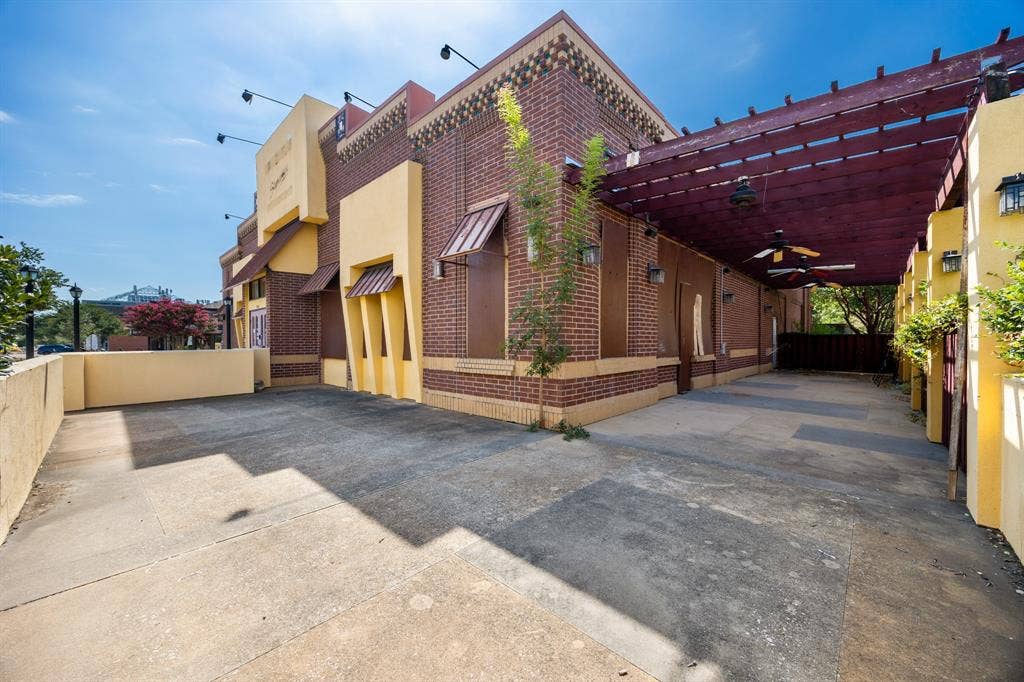 4460 Belt Line Road, Addison, TX 75001 Large Patio for outdoor dining