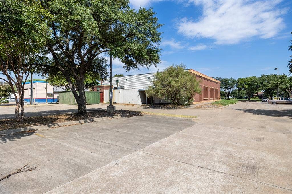 4460 Belt Line Road, Addison, TX 75001 Plenty of parking - 97 spaces