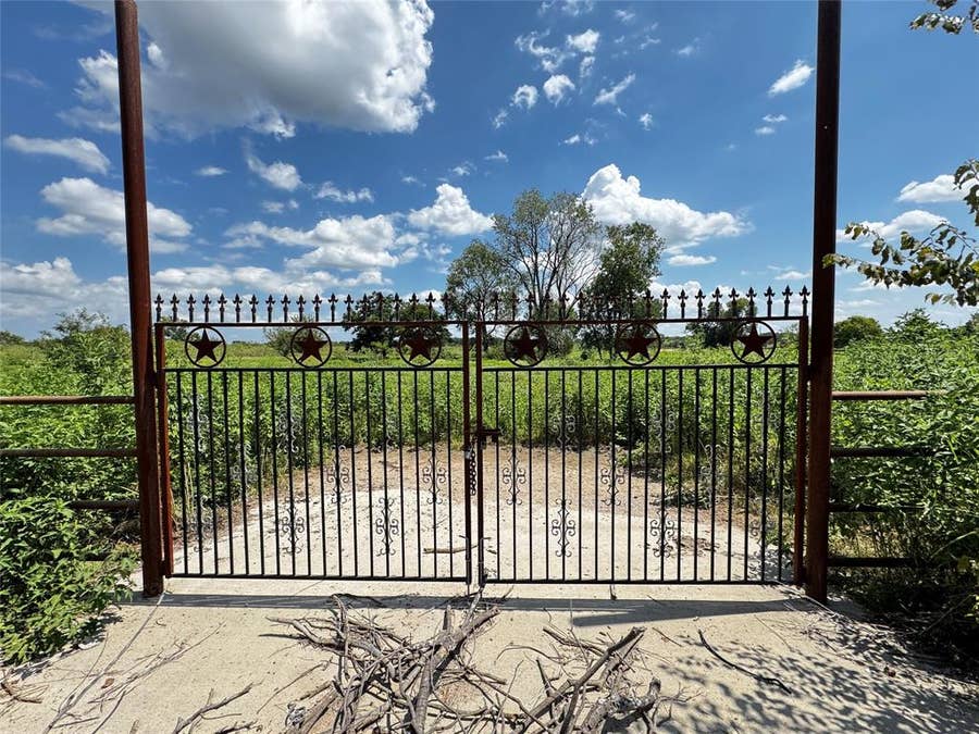 Property photo for 1211 W Simonds Road, Seagoville, TX