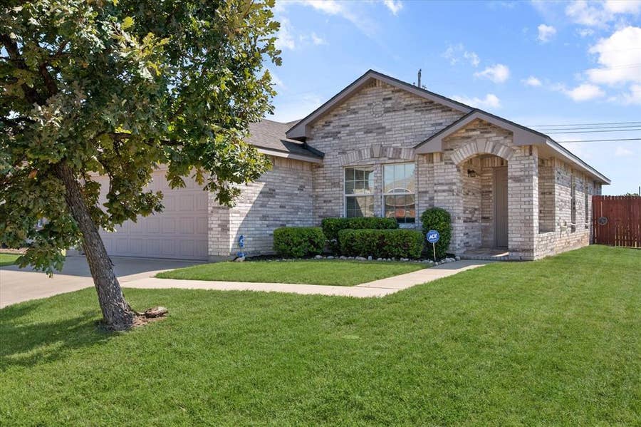 Property photo for 9100 Noontide Drive, Fort Worth, TX