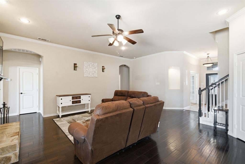 3112 White Horse Court, Granbury, TX 76049 PRETTY ARCHED DOORWAYS
