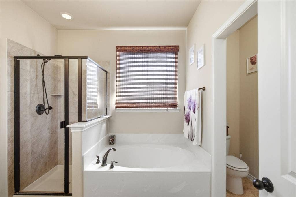 3112 White Horse Court, Granbury, TX 76049 LARGE SOAKING TUB & SEPARATE SHOWER