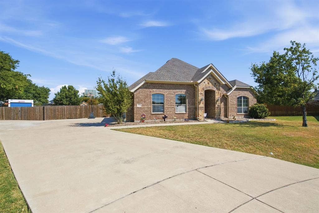 3112 White Horse Court, Granbury, TX 76049 OVER-SIZED DRIVEWAY