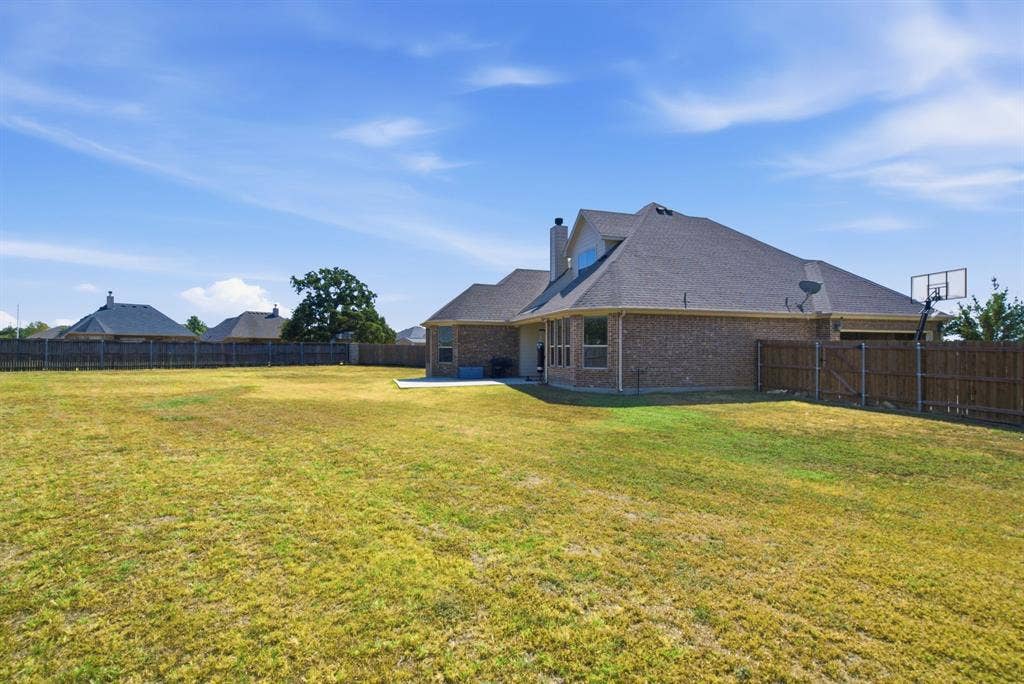 3112 White Horse Court, Granbury, TX 76049 WELL-APPOINTED PEACEFUL LIVING