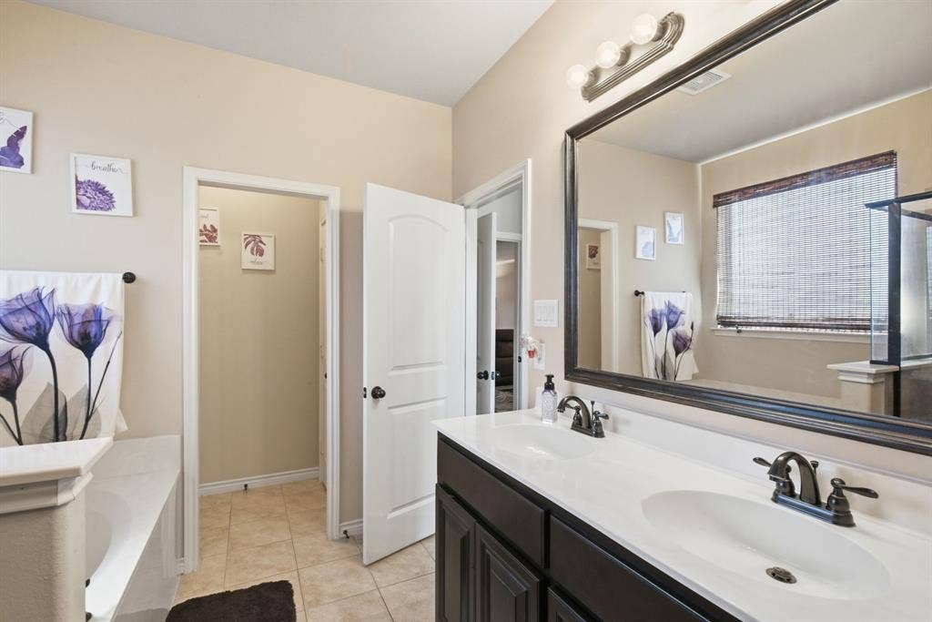 3112 White Horse Court, Granbury, TX 76049 PERFECT ENSUITE MAIN BATH