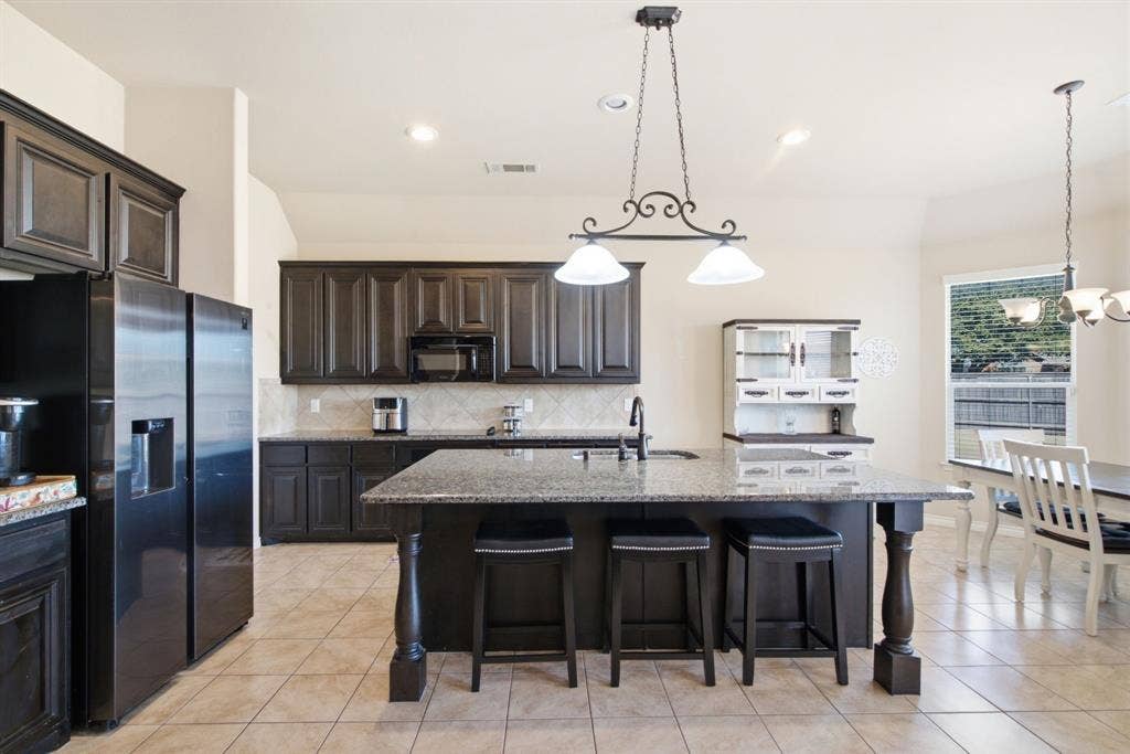 3112 White Horse Court, Granbury, TX 76049 BIG EAT-IN KITCHEN