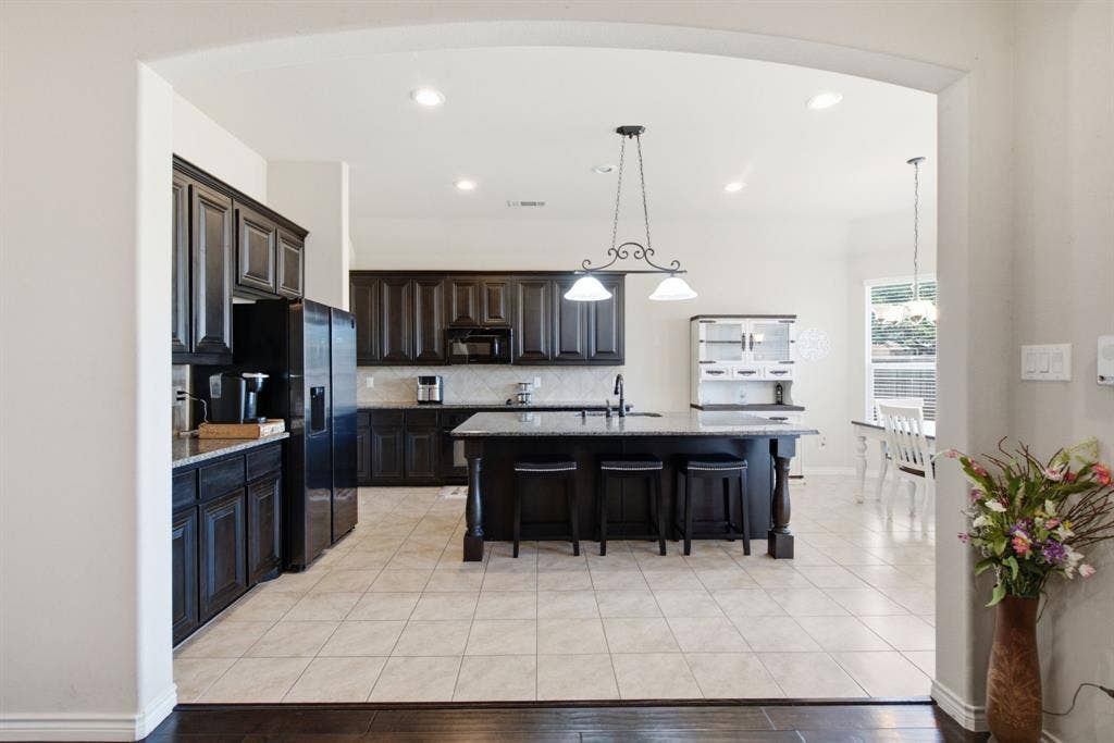3112 White Horse Court, Granbury, TX 76049 WELL-LAID-OUT KITCHEN