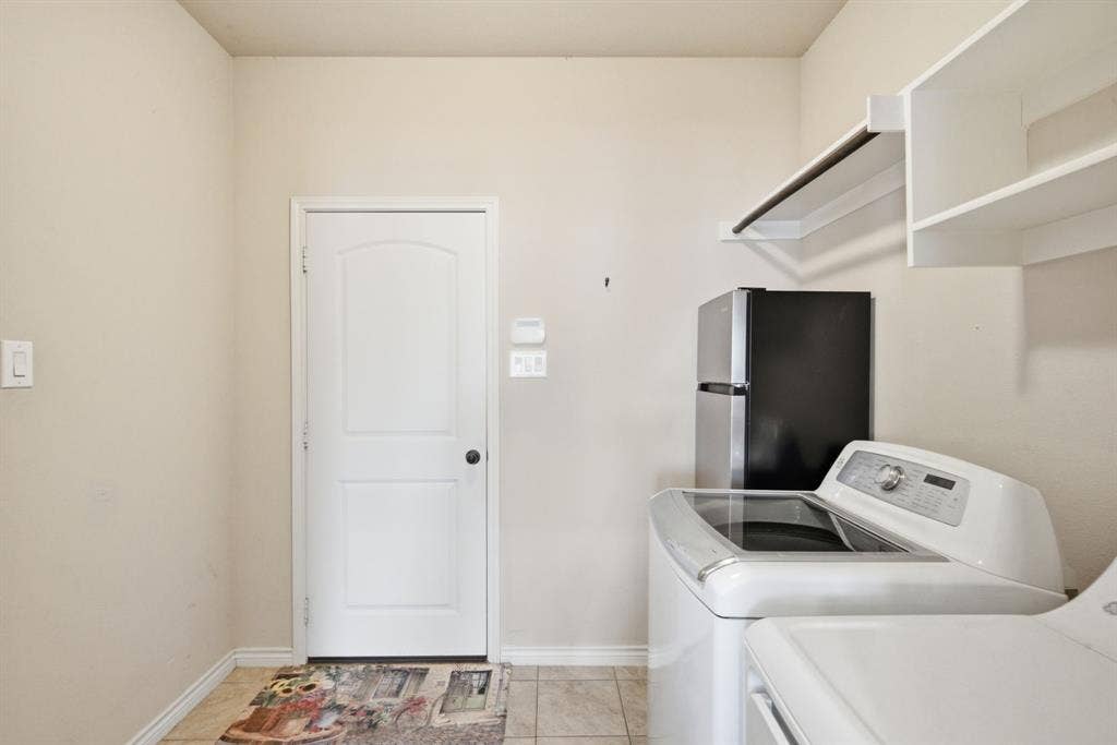 3112 White Horse Court, Granbury, TX 76049 FULL SIZED LAUNDRY