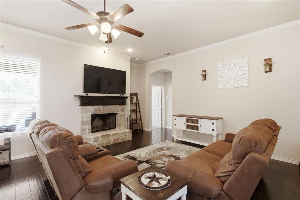 3112 White Horse Court, Granbury, TX 76049 LARGE LIVING ROOM FOR ALL THE FAMILY THINGS
