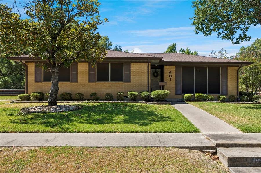 Property photo for 601 Line Drive, Gainesville, TX