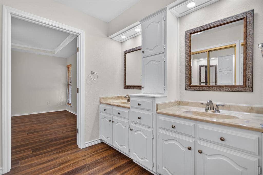 901 Willow Brook Drive, Allen, TX 75002 dual vanities in the primary
