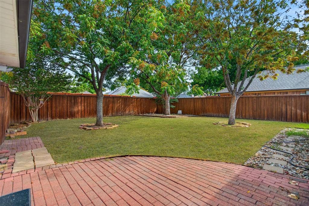 901 Willow Brook Drive, Allen, TX 75002 Shaded yard with board on board fence