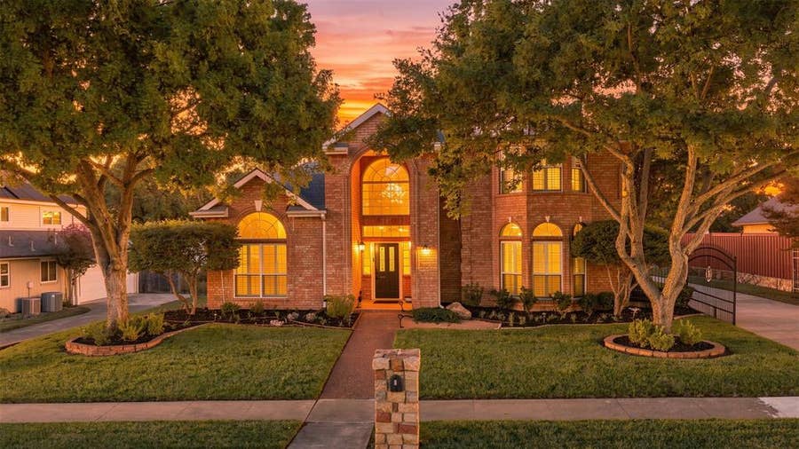 Property photo for 7609 Oak Knoll Drive, North Richland Hills, TX