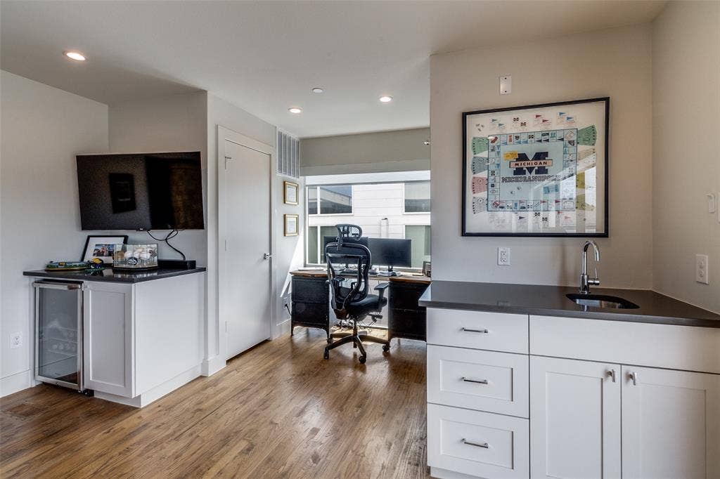5907 Lindell Avenue, #A, Dallas, TX 75206 With Wet Bar and Beverage Center