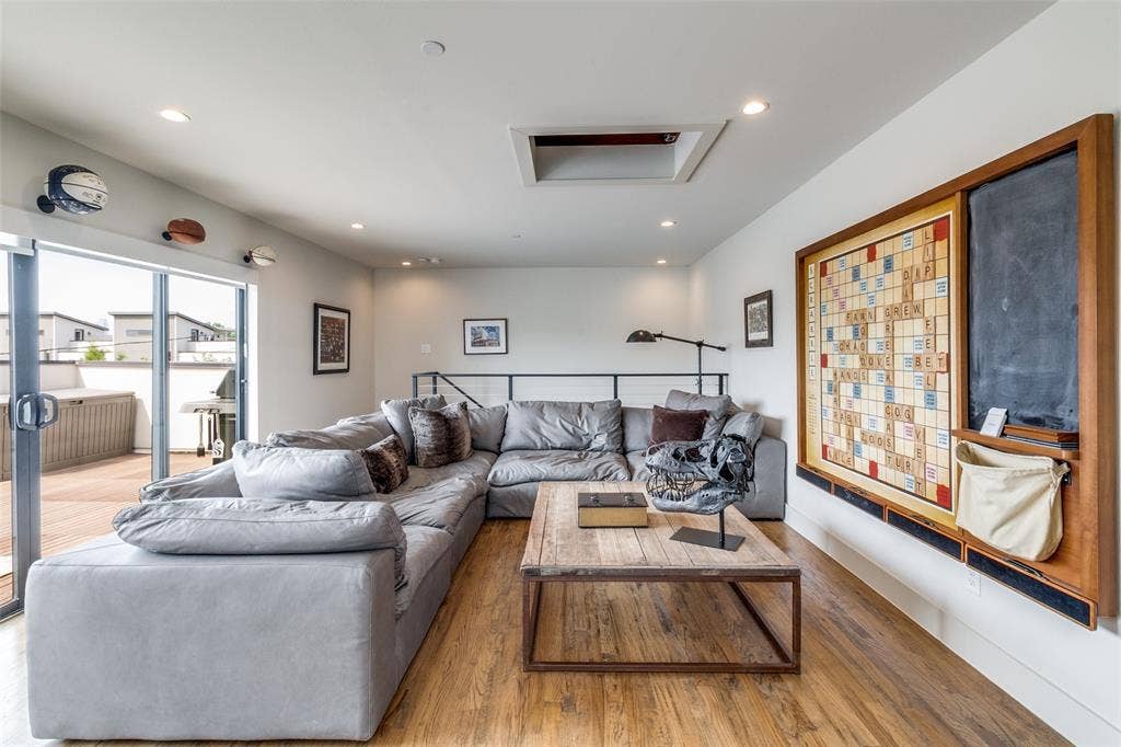5907 Lindell Avenue, #A, Dallas, TX 75206 Second Living / Game Room