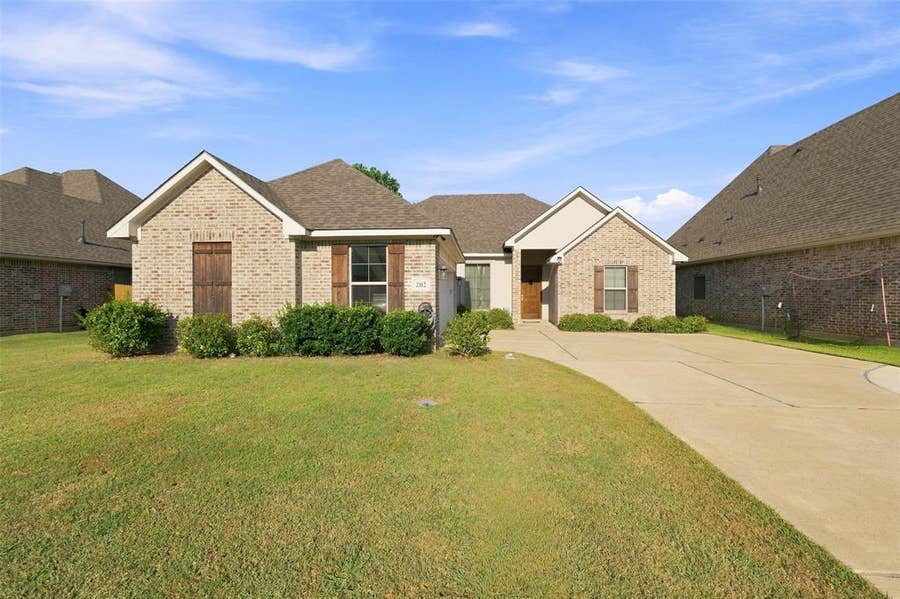 Property photo for 202 Jamestowne Boulevard, Benton, LA