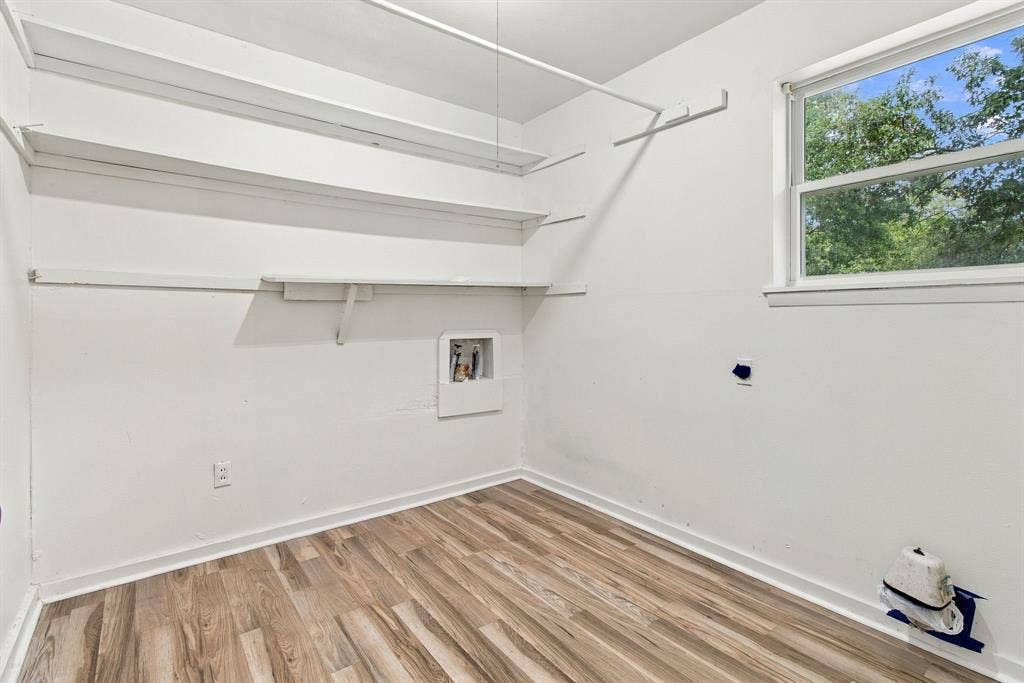 Built-in shelves, Full size washer and dryer hook up