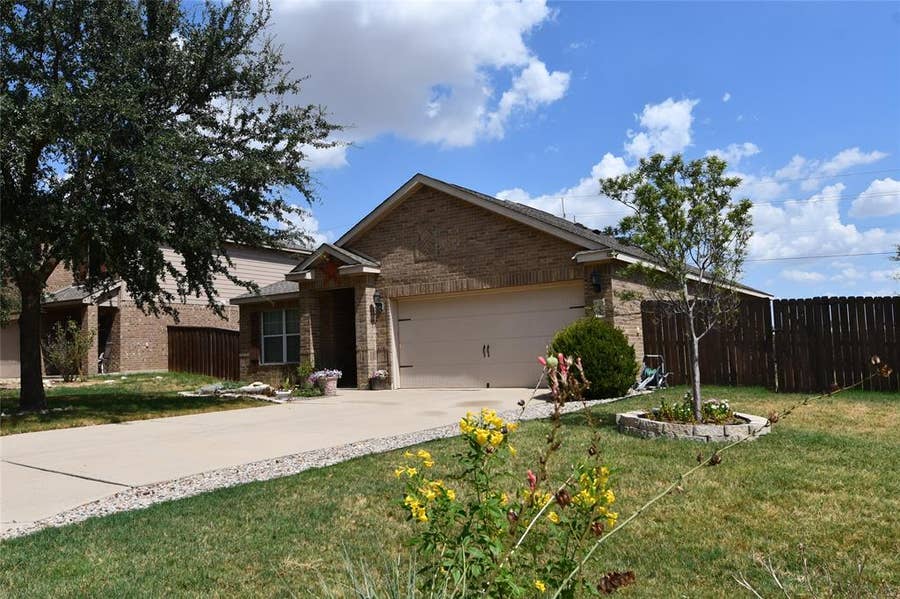Property photo for 215 Dodge City Trail, Newark, TX