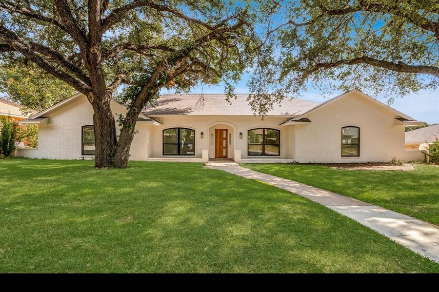 Property photo for 338 Mantlebrook Drive, DeSoto, TX