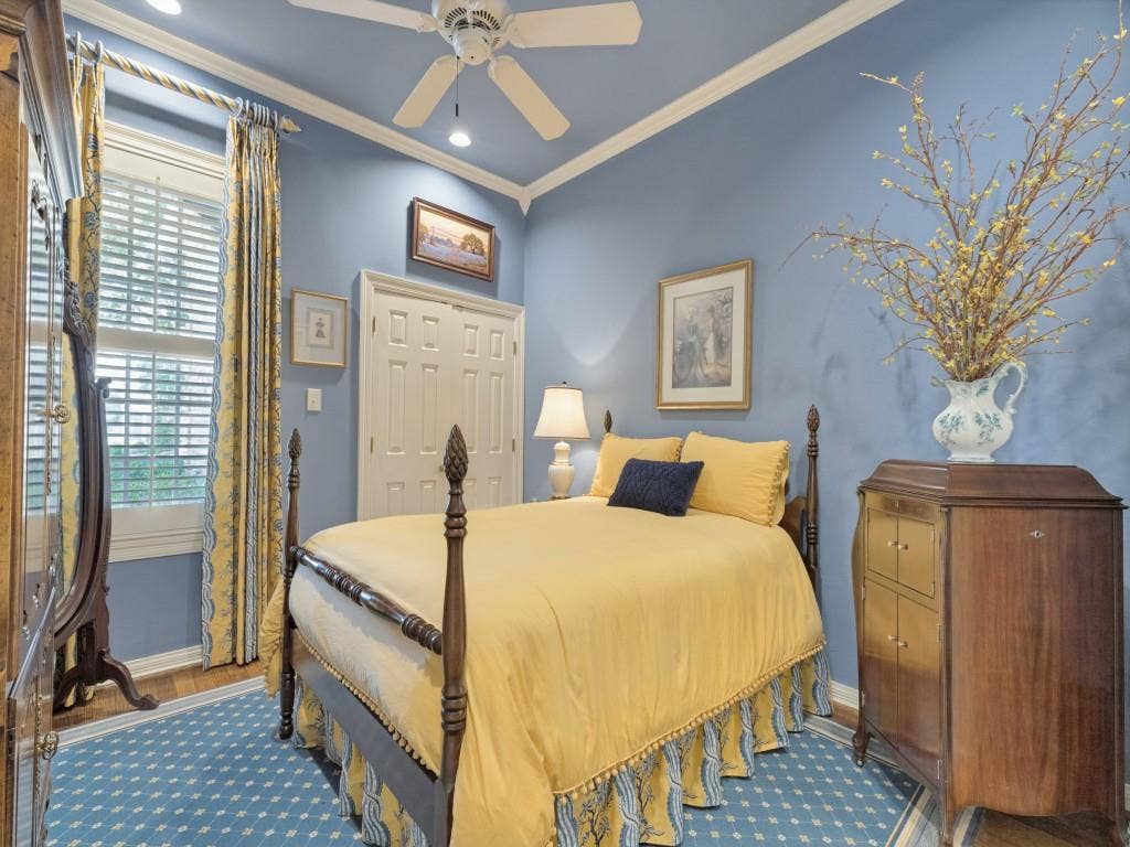 Recessed lighting, crown molding, white paneled doors, hardwood flooring, and a ceiling fan