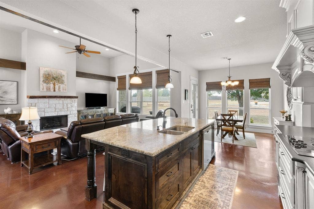 202 Camino Del Rancho, Lorena, TX 76655