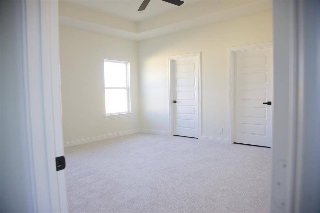 9432 PRAIRIEVIEW Drive, Crowley, TX 76134 Tray ceiling with a ceiling fan