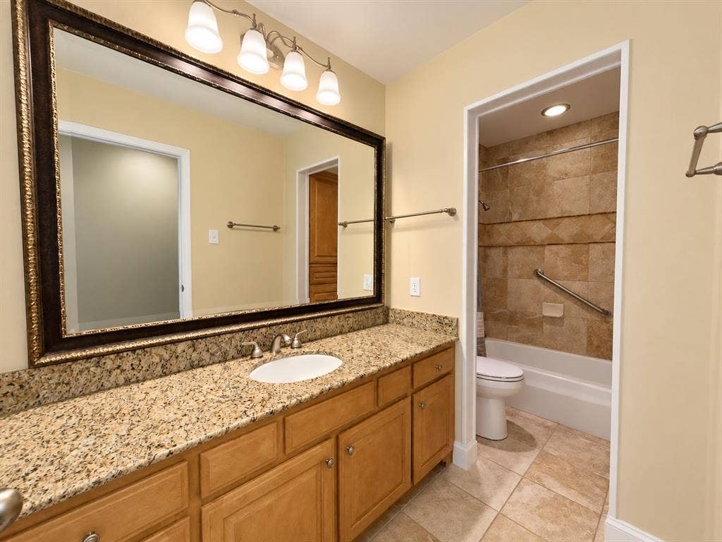 15531 Mosscove Circle, Dallas, TX 75248 Hall Bath