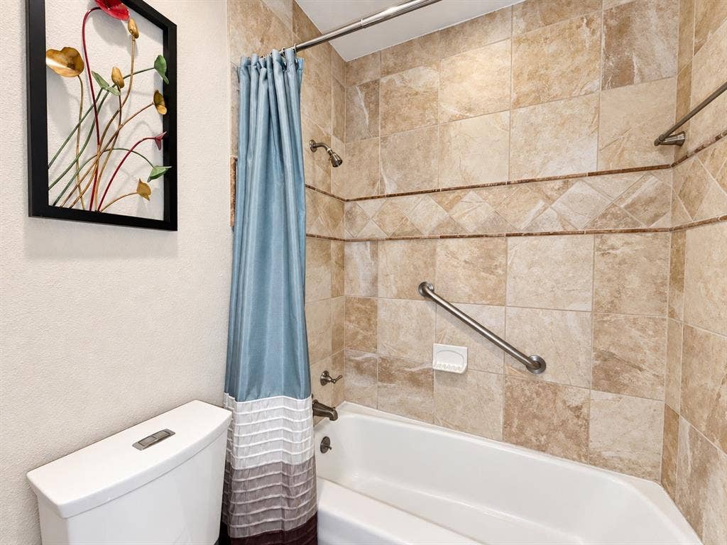 15531 Mosscove Circle, Dallas, TX 75248 Hall Bath