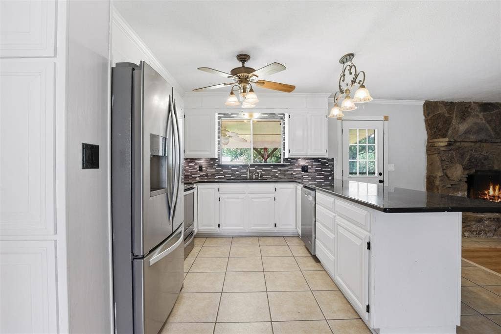 4298 Knob Road, Springtown, TX 76082 4298 Knob Road, Springtown, TX 76082