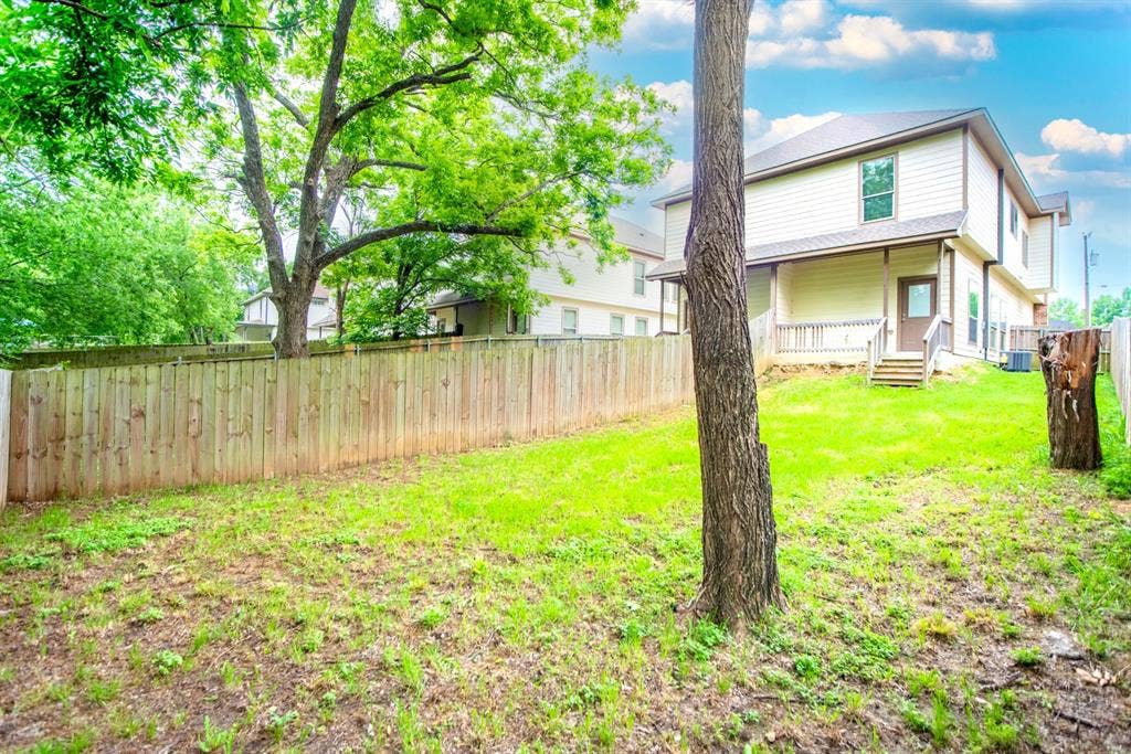 440 Pecan Hollow, Garrett, TX 75119 Expansive backyard with a full privacy fence