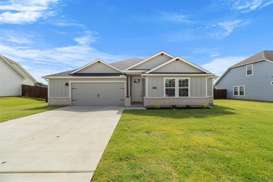 Property photo for 614 Finlee Way, Tioga, TX