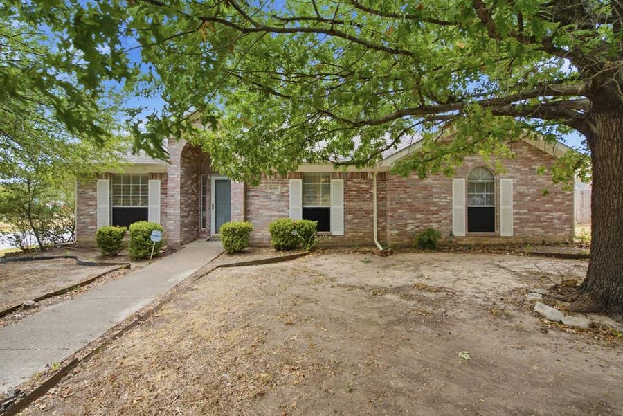 Property photo for 10303 Little Valley Road, Fort Worth, TX