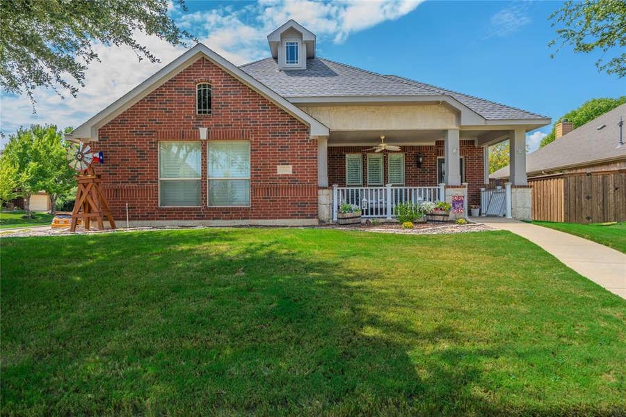Property photo for 600 Cross Meadow Boulevard, Mansfield, TX
