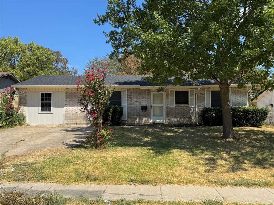 Property photo for 1229 Greenbrier Drive, Mesquite, TX