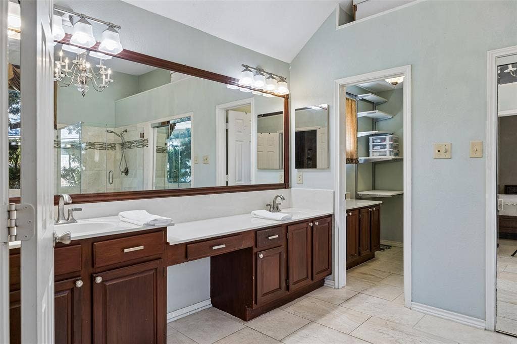 2024 Antwerp Avenue, Plano, TX 75025 Primary Ensuite Bathroom