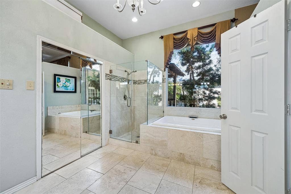 2024 Antwerp Avenue, Plano, TX 75025 Primary Ensuite Bathroom