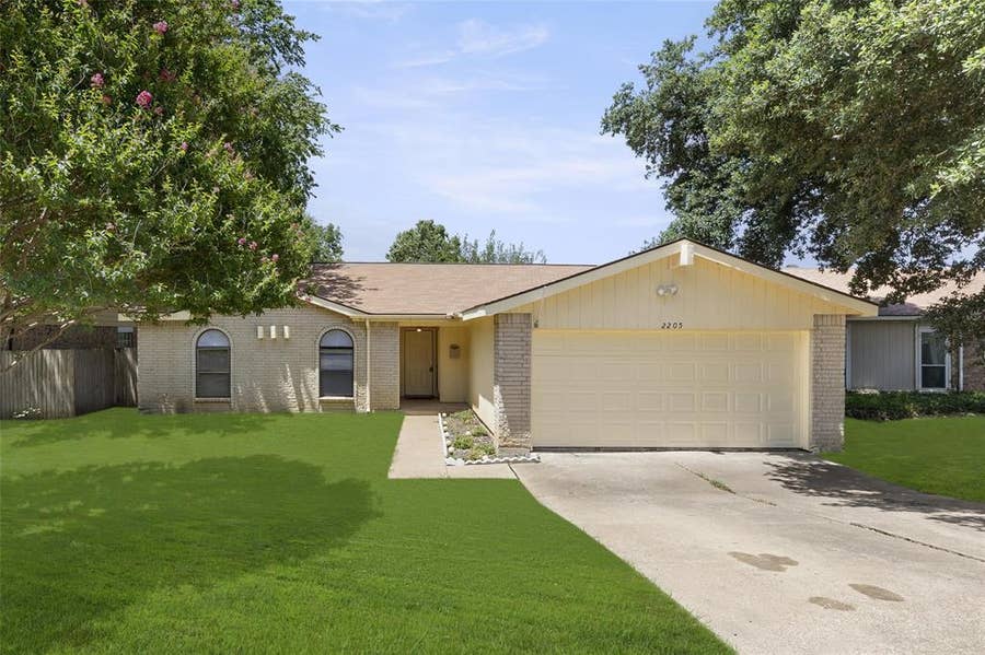 Property photo for 2205 Foxcroft Lane, Arlington, TX