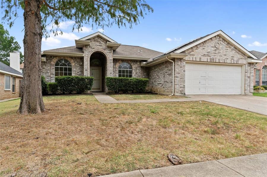 Property photo for 718 W Lonesome Dove Trail, Arlington, TX