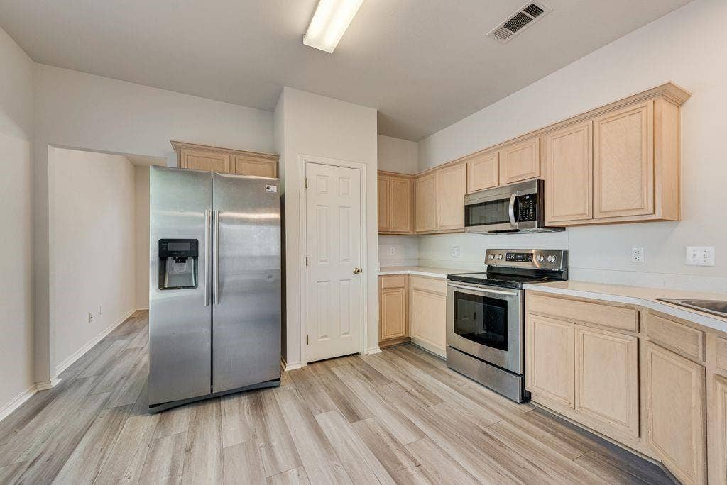 2848 Saint Croix Avenue, Lancaster, TX 75146 Fridge Stays