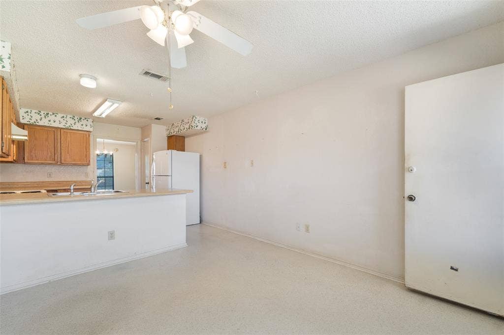 1002 Courtney Drive, Mesquite, TX 75150 Spacious eat-in area off the kitchen. Bring your barstools for eating at the counter.