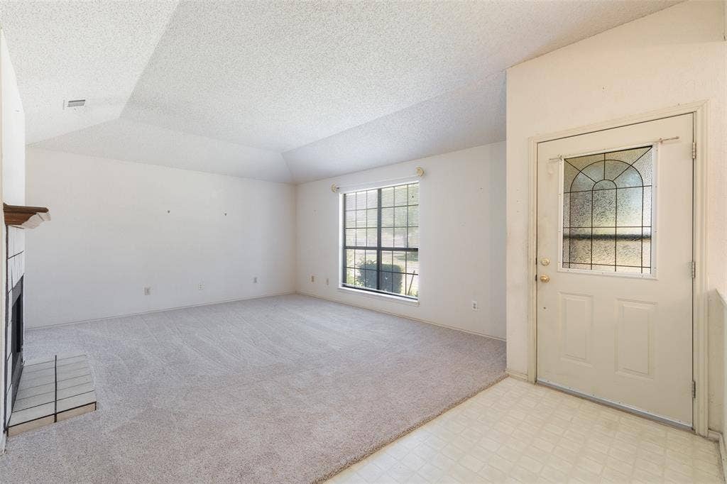 1002 Courtney Drive, Mesquite, TX 75150 Entry looking towards the living room.