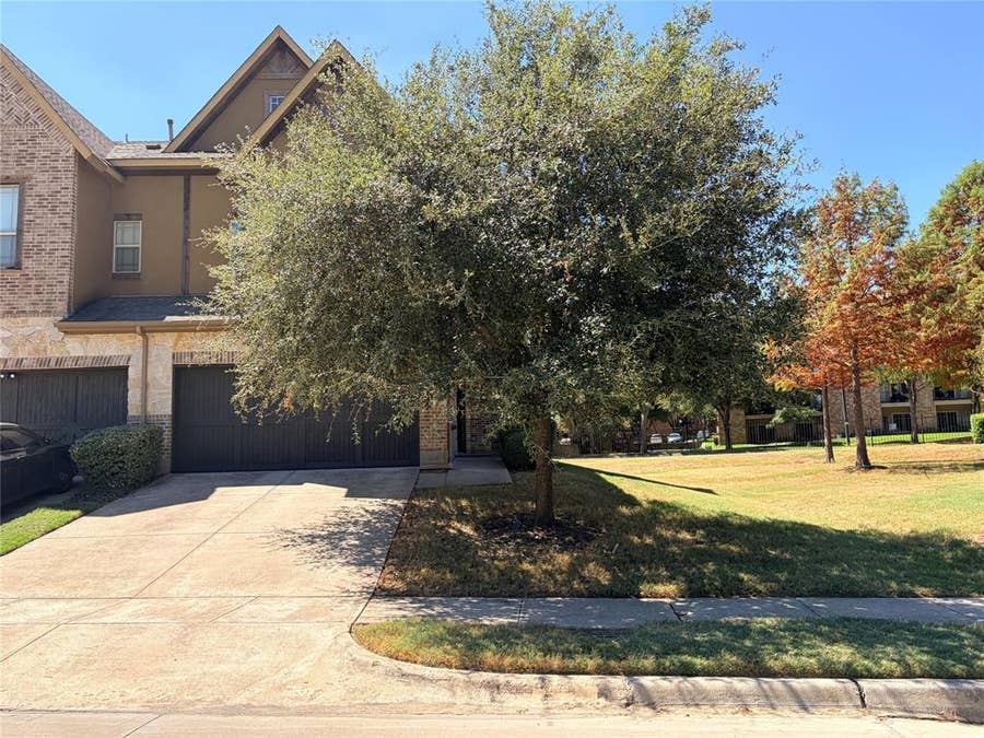 Property photo for 950 Brook Forest Lane, Euless, TX